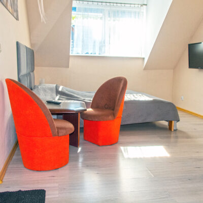 Pokój 8 - Łóżko i stolik